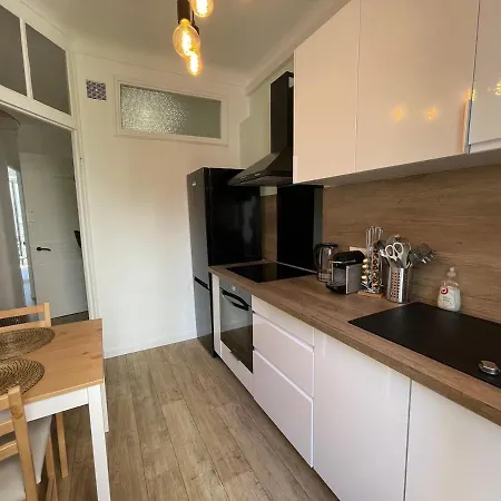 Liberation, Charming, Quiet 2-room With Balcony Lägenhet